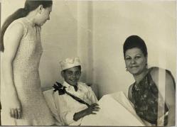 SÜNNET KIYAFETİ ANNESİ VE ABLASIYLA POZ 11-12 YAŞLARINDA ERKEK ÇOCUK FOTOĞRAFI , ORİJİNAL SİYAH & BEYAZ, 11X8 EBADINDA - 1940'LAR, 1950'LER, 1960'LAR ve 1970'LER TÜRKİYE'SİNDEN NOSTALJİK DOĞUM GÜNÜ HEDİYESİ