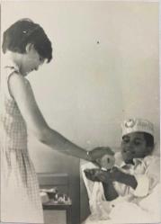 ABLASININ ELİNE KOLONYA DÖKTÜĞÜ SÜNNET KIYAFETİ GİYEN 11-12 YAŞLARINDA ERKEK ÇOCUK FOTOĞRAFI , ORİJİNAL SİYAH & BEYAZ, 11X8 EBADINDA - 1940'LAR, 1950'LER, 1960'LAR ve 1970'LER TÜRKİYE'SİNDEN NOSTALJİK DOĞUM GÜNÜ HEDİYESİ