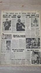 SON SAAT GAZETESİ --  25 EKİM 1966 -- NALAN EGESAN ŞİMDİDE SOYUNMAM DİYE TUTTURDU -NEZAHAT TANYERİ HÜSEYİN KEMAL GÜRMEN -- SAİME BEKBAY , ORHAN ALKAN , MUZAFFER HEPGÜLER - NUHUN GEMİSİ , BİLKAY TEKBAN , MÜFİT KİPER , FUNDA POSTAER  ÖZDEMİR HAN , CENGİZ KESKİNKILIÇ , SUPHİ TEKNİKER , BEDİA MUVAHHİT -- CLAUDİA CARDİNALE MESLEK HAYATINDA 8. YILINI KUTLADI --  YEMEN HALKININ AYAKLANMAK ÜZERE OLDUĞU BİLDİRİLDİ -- MANİLA DA BAŞKAN JOHNSON ALEYHİNDE GÖSTERİ YAPILDI - TURGAY ŞEREN DİVAN HEYETİNE ÇIKIYOR -- FENERBAHÇE ROMEN UTA İLE KARŞILAŞIYOR -- TARIK BİNAT , SANAYİCİLER BİRLİĞİ -- SUSUZ YAZIN ULVİ DOĞANI TEVFİK EDİLDİ -- DOLMABAHÇE SAHİLİNDE KADIN CESETİ BULUNDU -- LEBİT YURDOĞLU , DR. İBRAHİM ÖKTEM , BÜLENT ECEVİT -- BAŞKAN JOHNSON 'UN KALDIĞI OTEL ÖNÜNDE KANLI HADİSE -- DÜZCE CİNAYETİNİN FAİLLERİ BUGÜN ADLİYEDE ARANDI ..