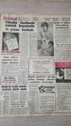 SON SAAT GAZETESİ --  25 EKİM 1966 -- NALAN EGESAN ŞİMDİDE SOYUNMAM DİYE TUTTURDU -NEZAHAT TANYERİ HÜSEYİN KEMAL GÜRMEN -- SAİME BEKBAY , ORHAN ALKAN , MUZAFFER HEPGÜLER - NUHUN GEMİSİ , BİLKAY TEKBAN , MÜFİT KİPER , FUNDA POSTAER  ÖZDEMİR HAN , CENGİZ KESKİNKILIÇ , SUPHİ TEKNİKER , BEDİA MUVAHHİT -- CLAUDİA CARDİNALE MESLEK HAYATINDA 8. YILINI KUTLADI --  YEMEN HALKININ AYAKLANMAK ÜZERE OLDUĞU BİLDİRİLDİ -- MANİLA DA BAŞKAN JOHNSON ALEYHİNDE GÖSTERİ YAPILDI - TURGAY ŞEREN DİVAN HEYETİNE ÇIKIYOR -- FENERBAHÇE ROMEN UTA İLE KARŞILAŞIYOR -- TARIK BİNAT , SANAYİCİLER BİRLİĞİ -- SUSUZ YAZIN ULVİ DOĞANI TEVFİK EDİLDİ -- DOLMABAHÇE SAHİLİNDE KADIN CESETİ BULUNDU -- LEBİT YURDOĞLU , DR. İBRAHİM ÖKTEM , BÜLENT ECEVİT -- BAŞKAN JOHNSON 'UN KALDIĞI OTEL ÖNÜNDE KANLI HADİSE -- DÜZCE CİNAYETİNİN FAİLLERİ BUGÜN ADLİYEDE ARANDI ..
