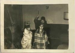 Efemera - KIZILDERİLİ GİBİ GİYİNİP OYUN OYNAYAN  3 KARDEŞ FOTOĞRAFI , ORİJİNAL SİYAH & BEYAZ, 11X8 EBADINDA - 1940'LAR, 1950'LER, 1960'LAR ve 1970'LER TÜRKİYE'SİNDEN NOSTALJİK DOĞUM GÜNÜ HEDİYESİ - kitantik - kitaLog