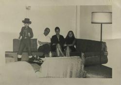 KOVBOY KIYAFETİ GİYİNİP AİLESİYLE POZ VEREN ERKEK ÇOCUK FOTOĞRAFI , ORİJİNAL SİYAH & BEYAZ, 11X8 EBADINDA - 1940'LAR, 1950'LER, 1960'LAR ve 1970'LER TÜRKİYE'SİNDEN NOSTALJİK DOĞUM GÜNÜ HEDİYESİ