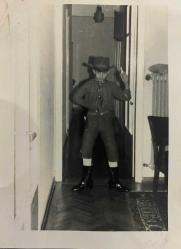 KOVBOY KIYAFETİ GİYİNİP POZ VEREN 11-12 YAŞLARINDA ERKEK ÇOCUK FOTOĞRAFI , ORİJİNAL SİYAH & BEYAZ, 11X8 EBADINDA - 1940'LAR, 1950'LER, 1960'LAR ve 1970'LER TÜRKİYE'SİNDEN NOSTALJİK DOĞUM GÜNÜ HEDİYESİ