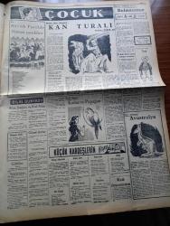 Halkçı Gazetesi - 27 Temmuz 1955 - Suriye Hududunda Hadise Çıktı - Üçlü Konferansın Tehirine Dair İngiltere Yunan Teklifini Reddetti - Sabık Mısır Kralı Faruk Dün Paris'te Bir Basın Toplantısı Yaptı - Üçüncü Ölüm Yıldönümünde Arjantin Cumhurbaşkanının Eşi Eva Peron İçin Tören - İzmir Çeşme'de Leyleklerle Kartallar Çarpışıyor - Suriye Sınırında Kanlı Çarpışmalarda Bir Erimiz Şehit Düştü - Tarım Bakanı Nedim Ökmen Dün Radyoda Konuştu - Ali Tetik Atomik Polis Hafiyesi Çizgi Roman - Bir Ömrün Çilesi Nakleden Selami İzzet Sedes Yazı Dizisi - Tarihi Mezarlıklar Bakımdan Mahrum - Otomobil Plakaları Değiştiriliyor - Silviya Halkçı'nın Resimli Romanı - Zonguldak'ta Kan Bankası Kuruluyor - Siyah Süvari Yazan Valentine Williams Yazı Dizisi - Hüseyin Cahit Yalçın'ın 50 Yıllık Hatıraları Atatürk Devri Yazan Hüseyin Cahit Yalçın Yazı Dizisi - Çocuk Köşesi - Büyük Türk Efsanesi Kan Turalı - Tenis Kulübü Başkanı Nedeni Berk - Vefa Takımı Yeni Sezonu Bir Basın Toplantısıyla Açtı - Boks