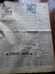 Halkçı Gazetesi - 27 Temmuz 1955 - Suriye Hududunda Hadise Çıktı - Üçlü Konferansın Tehirine Dair İngiltere Yunan Teklifini Reddetti - Sabık Mısır Kralı Faruk Dün Paris'te Bir Basın Toplantısı Yaptı - Üçüncü Ölüm Yıldönümünde Arjantin Cumhurbaşkanının Eşi Eva Peron İçin Tören - İzmir Çeşme'de Leyleklerle Kartallar Çarpışıyor - Suriye Sınırında Kanlı Çarpışmalarda Bir Erimiz Şehit Düştü - Tarım Bakanı Nedim Ökmen Dün Radyoda Konuştu - Ali Tetik Atomik Polis Hafiyesi Çizgi Roman - Bir Ömrün Çilesi Nakleden Selami İzzet Sedes Yazı Dizisi - Tarihi Mezarlıklar Bakımdan Mahrum - Otomobil Plakaları Değiştiriliyor - Silviya Halkçı'nın Resimli Romanı - Zonguldak'ta Kan Bankası Kuruluyor - Siyah Süvari Yazan Valentine Williams Yazı Dizisi - Hüseyin Cahit Yalçın'ın 50 Yıllık Hatıraları Atatürk Devri Yazan Hüseyin Cahit Yalçın Yazı Dizisi - Çocuk Köşesi - Büyük Türk Efsanesi Kan Turalı - Tenis Kulübü Başkanı Nedeni Berk - Vefa Takımı Yeni Sezonu Bir Basın Toplantısıyla Açtı - Boks