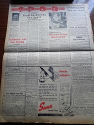 Halkçı Gazetesi - 27 Temmuz 1955 - Suriye Hududunda Hadise Çıktı - Üçlü Konferansın Tehirine Dair İngiltere Yunan Teklifini Reddetti - Sabık Mısır Kralı Faruk Dün Paris'te Bir Basın Toplantısı Yaptı - Üçüncü Ölüm Yıldönümünde Arjantin Cumhurbaşkanının Eşi Eva Peron İçin Tören - İzmir Çeşme'de Leyleklerle Kartallar Çarpışıyor - Suriye Sınırında Kanlı Çarpışmalarda Bir Erimiz Şehit Düştü - Tarım Bakanı Nedim Ökmen Dün Radyoda Konuştu - Ali Tetik Atomik Polis Hafiyesi Çizgi Roman - Bir Ömrün Çilesi Nakleden Selami İzzet Sedes Yazı Dizisi - Tarihi Mezarlıklar Bakımdan Mahrum - Otomobil Plakaları Değiştiriliyor - Silviya Halkçı'nın Resimli Romanı - Zonguldak'ta Kan Bankası Kuruluyor - Siyah Süvari Yazan Valentine Williams Yazı Dizisi - Hüseyin Cahit Yalçın'ın 50 Yıllık Hatıraları Atatürk Devri Yazan Hüseyin Cahit Yalçın Yazı Dizisi - Çocuk Köşesi - Büyük Türk Efsanesi Kan Turalı - Tenis Kulübü Başkanı Nedeni Berk - Vefa Takımı Yeni Sezonu Bir Basın Toplantısıyla Açtı - Boks