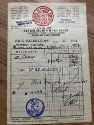 ŞEKER FATURASI - 23 ŞUBAT 1987 - ALİ MUHİDDİN HACIBEKİR - ŞEKERCİLİK TİC.A.Ş. - BEYOĞLU, İSTANBUL - OSMAN FAHİR SEDEN, O.F.S. PRODÜKSİYON - BEYOĞLU, İSTANBUL - ISLAK İMZALI, KAŞELİ - 14 x 20 cm EBATLI ORİJİNAL FATURA - TÜRK SİNEMA - FİLM TARİHİ