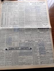Halkçı Gazetesi - 7 Mayıs 1955 - Yozgat Cinayeti Çok Çetin Safhalar Arzediyor - Kiracı Mı Ev Sahibi Mi Galip Çıkacak -  Papaz Makarios Bu Defa İngilizlere Çatıyor - Futbol Federasyonu Başkanı Hasan Polat Faaliyetleri İzah Ediyor - Ali Tetik Atomik Polis Hafiyesi Çizgi Roman - Yosmanın Aşkı Mary Anne Yazan Daphne Du Maurier Yazı Dizisi - Rotary Kulübü İş Ahlakını Yükseltecek - Silviya Halkçı'nın Resimli Romanı - Hüseyin Cahit Yalçın'ın 50 Yıllık Hatıraları Atatürk Devri Yazan Hüseyin Cahit Yalçın Yazı Dizisi - Siyah Süvari Yazan Valentine Williams Yazı Dizisi - Mehmet Akif Bir İslam Şairinin Romanı Yazan Emin Erişirgil Yazı Dizisi - Ankara Radyosunda Birbuçuk Saat Kahkaha - Hem Caz Şarkıcılığı Hem Alaturka Şarkılar Söyleyen Selahattin Özgü Bir Parfümeri Mağazası Açtı - Schiller'in 150. Yıldönümünde Devlet Tiyatromuzda da Bir Anma Töreni Tertip Edildi -  Soprano Atıfet Usmanbaş'ın Zarif Bir Jesti - Mobilgas - Ordu Boks Takımı Almanya'ya Gitti