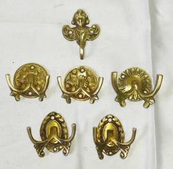 18386-ESKİLERDEN 7 ADET PİRİNÇ DEĞİŞİK TARZLARDA ELBİSE ASKILIKLARI