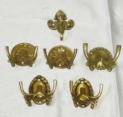 18386-ESKİLERDEN 7 ADET PİRİNÇ DEĞİŞİK TARZLARDA ELBİSE ASKILIKLARI