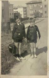 BEYAZ YAKALI SİYAH OKUL GÖMLEĞİ GİYİP ELİNDE ÇANTASI OLAN 2  ERKEK KARDEŞ FOTOĞRAFI ,İSTANBUL, ORİJİNAL SİYAH & BEYAZ, 14X8 EBADINDA - 1940'LAR, 1950'LER, 1960'LAR ve 1970'LER TÜRKİYE'SİNDEN NOSTALJİK DOĞUM GÜNÜ HEDİYESİ