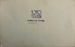 YATAĞIN ÜZERİNDE YÜZ ÜSTÜ UZANAN VE BEYAZ ELBİSE GİYEN KIZ BEBEK FOTOĞRAFI,  FOTO TURAN ,ORİJİNAL SİYAH & BEYAZ, 13X8 EBADINDA - 1940'LAR, 1950'LER, 1960'LAR ve 1970'LER TÜRKİYE'SİNDEN NOSTALJİK DOĞUM GÜNÜ HEDİYESİ