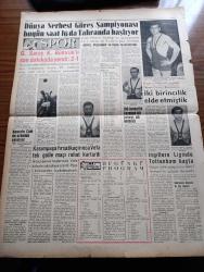 Ulus Gazetesi - 1 Ekim 1959 - İkinci Antep Yazan Yakup Kadri Karaosmanoğlu Köşe Yazısı - İhtilal Yazan Bülent Ecevit Köşe Yazısı - Dünkü Basın Davaları - Ulus Gazetesi Aleyhine Açılan Dört Davaya Bakıldı - CHP Genel Sekreteri İsmail Rüştü Aksal'ın CHP Teşkilatına Gönderdiği Tamim - Çiğli NATO Hava Alanı Yanıyordu - Sovyet Başvekili Nikita Kruşçef Pekin'de - Bu Sınıfta 100 Öğrenci Oturuyor - Ankara'da Kaydı Yapılan 400 Lise Öğrencisi Açıkta - Kumsalda Çeviren Bilge Karasu - Mustafa Abdülhalik Renda'nın Ölümü - Mevzu Hukuk Karşısında Demokrat Parti Yazan İhsan Aktürel - Devlet Tiyatroları Açıldı - Osman Bölükbaşı'nın Duruşmasına Devam Edildi - Doğu Almanya'nın İleri Sürdüğü Anlaşma Şartları - Birleşik Arap Cumhuriyeti Komünist Çin Münasebeti Had Safhaya Giriyor - Bütün Yönleriyle Kıbrıs Yazan Doğan Kasaroğlu Yazı Dizisi - Ege İşçi Sendikaları Federasyonu Şikayet Dolu Bir Rapor Hazırladı - Ford'un Yeni Bir Bağışı - Paklar Çamaşır Tozu - Dünya Serbest Güreş Şampiyonası Bugün Saat 16 da
