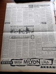 Ulus Gazetesi - 1 Kasım 1959 - Türkiye Büyük Millet Meclisi Yazan Yakup Kadri Karaosmanoğlu Köşe Yazısı - Meclis Açılırken Partilerin Durumu Yazan Bülent Ecevit Köşe Yazısı - İsmet İnönü'nün Başkanlığında CHP Meclis Grupu Dün Toplandı - Refik Koraltan Meclis Başkanlığı İçin Tekrar Aday Seçildi - Kıbrıs'ta Seçim Kanunu Layihası Dün Açıklandı - Milli Türk Talebe Birliği Kongresi Hadiseli Başladı - Komünist Çin Hindistan Sınırında Tedbirler - Kumsalda Çeviren Bilge Karasu Yazı Dizisi - İstihsalde Duraklama Yazan Doğan Avcıoğlu - Tarihte Bugün Saltanatın Kaldırılması - Hıfzı Oğuz Bekata - Irak Başbakanı General Kasım Bir Siyasi Parti Kuruyor - Ahmet Şükrü Esmer Köşe Yazısı - Emil Galip Sandalcı Köşe Yazısı - Tarihi Buharda Tekkesi Yandı - Ankara Sucuğu - Amerika'da Feza Alanında Çalışmalar - Gençlerbirliği Bugün Hacettepe İle Oynuyor - Galatasaray Konya'da 7 2 Galip - Fenerbahçe Şeker Hilal'i Farklı Yendi - At Yarışları
