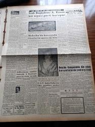 Ulus Gazetesi - 1 Kasım 1959 - Türkiye Büyük Millet Meclisi Yazan Yakup Kadri Karaosmanoğlu Köşe Yazısı - Meclis Açılırken Partilerin Durumu Yazan Bülent Ecevit Köşe Yazısı - İsmet İnönü'nün Başkanlığında CHP Meclis Grupu Dün Toplandı - Refik Koraltan Meclis Başkanlığı İçin Tekrar Aday Seçildi - Kıbrıs'ta Seçim Kanunu Layihası Dün Açıklandı - Milli Türk Talebe Birliği Kongresi Hadiseli Başladı - Komünist Çin Hindistan Sınırında Tedbirler - Kumsalda Çeviren Bilge Karasu Yazı Dizisi - İstihsalde Duraklama Yazan Doğan Avcıoğlu - Tarihte Bugün Saltanatın Kaldırılması - Hıfzı Oğuz Bekata - Irak Başbakanı General Kasım Bir Siyasi Parti Kuruyor - Ahmet Şükrü Esmer Köşe Yazısı - Emil Galip Sandalcı Köşe Yazısı - Tarihi Buharda Tekkesi Yandı - Ankara Sucuğu - Amerika'da Feza Alanında Çalışmalar - Gençlerbirliği Bugün Hacettepe İle Oynuyor - Galatasaray Konya'da 7 2 Galip - Fenerbahçe Şeker Hilal'i Farklı Yendi - At Yarışları