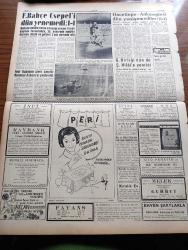 Ulus Gazetesi - 14 Eylül 1959 - Canlı Gerçekler Ve Kuru İddialar Yazan Yakup Kadri Karaosmanoğlu Köşe Yazısı - Avrupa Şampiyon Kulüpler Turnuvası Maçında Fenerbahçe Csepel İle Berabere Kaldı - Profesör Turhan Feyzioğlu Devlet Radyosunu Bu Suretle Kullananların Yakasına Ellerimiz Yapışacaktır - Tarihte Bugün  İradei Milliye'nin İlk Sayısı - Kınık Ve Soma'nın 37. Kurtuluş Yılı Törenle Kutlandı - Keşan'da Petrol Bulundu - Cezayir'de Şimdiye Kadar 800 Bin Milliyetçi Öldü - Diyarbakır'da Cumhuriyet Halk Partisine Yapılan İthamlar - Bella'nın Ölümü Yazan Georges Simenon Yazı Dizisi - Demokrat Parti Levhasını Koyunca Kaçak Bina Yıkılmadı - Rusya Hindistan Çin Arasında Arabulucuk Mu Yapacak - İngiliz Grace Kelly'si Jean Dawnay - Irak Birleşik Arap Cumhuriyetini Cinayetle İtham Etti - Daktilografi Dünya Rekoru Bir İtalyan 152 Saat Daktilo Yazdı - Piyale Makarnası - Hacettepe Ankaragücü Maçı - Ankara'da Sinemalar Programı - Tüberküloz Kongresi Bu Sabah Başlıyor - İsrail Uçaklarının Hücumu