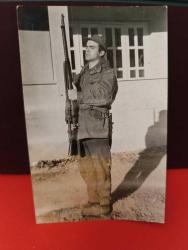 Efemera - KRT127---1972 POLATLI TÜFEKLE SELAM VEREN ASKER FOTOĞRAFI - kitantik - kitaLog