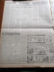 Ulus Gazetesi - 5 Ocak 1957 - Amerika Ve Avrupa Yazan Hüseyin Cahit Yalçın Köşe Yazısı - İsmet İnönü İstanbul'a Gitti - Sürgün Piskopos Makarios Görüşme Teklifini Reddetti - 20. Yüzyılın Yüzkarası Mezalim Budapeşteli Milliyetçiler Et Makinesinde Kıyılıyor - Demokrat Parti'ye Dur Demenin Sırası Gelmiştir - Ses Sanatkarı Ayla Doğanay Münir Nurettin Selçuk Davası - Profesör Paul Bonatz Öldü - Rusya Doğu Almanya Müzakereleri Çok Gizli - İmansız Kavga Yazan Arthur Koestler Yazı Dizisi - Haftanın Filmleri Deniz Ejderi Tenkidi Yazan Adnan Ufuk - Tiyatro Epiki Üzerine Yazan Profesör H. Nimetullah Öztürk - Ortadoğu Çıkmazı Yazan Bülent Ecevit - Sibirya Mahkumları Yazan Slavomir Rawicz Yazı Dizisi - Ölen Kim Öldüren Kim Bulgar Casusu Selmanof'un Maceraları Yazı Dizisi - İkizler Çizen Harold - Silviya Yüzme Havuzunda Çizgi Roman - Baykara Hazreti Süleyman'ın Taşı Çizgi Roman - Güreş Federasyonuna Kim Tayin Edilecek - Adalet Takımı İlk Maçını Gençlerbirliği İle Yapıyor - Atatürk Ve Gazi Liseleri