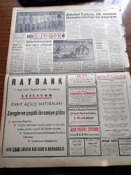 Ulus Gazetesi - 5 Ocak 1957 - Amerika Ve Avrupa Yazan Hüseyin Cahit Yalçın Köşe Yazısı - İsmet İnönü İstanbul'a Gitti - Sürgün Piskopos Makarios Görüşme Teklifini Reddetti - 20. Yüzyılın Yüzkarası Mezalim Budapeşteli Milliyetçiler Et Makinesinde Kıyılıyor - Demokrat Parti'ye Dur Demenin Sırası Gelmiştir - Ses Sanatkarı Ayla Doğanay Münir Nurettin Selçuk Davası - Profesör Paul Bonatz Öldü - Rusya Doğu Almanya Müzakereleri Çok Gizli - İmansız Kavga Yazan Arthur Koestler Yazı Dizisi - Haftanın Filmleri Deniz Ejderi Tenkidi Yazan Adnan Ufuk - Tiyatro Epiki Üzerine Yazan Profesör H. Nimetullah Öztürk - Ortadoğu Çıkmazı Yazan Bülent Ecevit - Sibirya Mahkumları Yazan Slavomir Rawicz Yazı Dizisi - Ölen Kim Öldüren Kim Bulgar Casusu Selmanof'un Maceraları Yazı Dizisi - İkizler Çizen Harold - Silviya Yüzme Havuzunda Çizgi Roman - Baykara Hazreti Süleyman'ın Taşı Çizgi Roman - Güreş Federasyonuna Kim Tayin Edilecek - Adalet Takımı İlk Maçını Gençlerbirliği İle Yapıyor - Atatürk Ve Gazi Liseleri