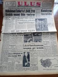 Ulus Gazetesi - 17 Ocak 1956 - Hüseyin Cahit Yalçın Köşe Yazısı - Hükümet Zafer Gazetesi'ne 1.048.310 Liralık Resmi İlan Veriyor - CHP Zamanında Yılda 2 Milyon Olan Resmi İlan Tutarı 12 Milyona Yükseldi - Meclis Tahkikatı İçin Komisyon Kuruldu - 6435 Sayılı Kanunda Değişiklik - Hürriyet Partisinin İlk Soru Önergesi - Denize Döktüğümüz Bir Döviz Kaynağı Balık - Selanik Konsolosumuzun Duruşması Geri Bırakıldı - Demokrat Parti Grubunda Yeni Yolsuzluk Önergeleri Var - Ortadoğu Emniyeti Yazan Ahmet Şükrü Esmer Köşe Yazısı - Çocukları Koruma Birliği Yazan Osman K. Akol - Mehmet Hazer Zafer Gazetesinin Yalanlıyor - Silviya Sevimli Model Çizgi Roman - Baykara Altın Küre Çizgi Roman - Devlet Tiyatrosu Programı - Kış Olimpiyatı Yaklaşıyor - Budapeşte'de Macarlar la Karşılaşacak Olan Milli Güreş Takımımız Bugün Hareket Ediyor - Güreş Milli Takım Antrenörü Yaşar Doğu Geliyor