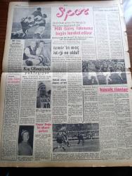 Ulus Gazetesi - 17 Ocak 1956 - Hüseyin Cahit Yalçın Köşe Yazısı - Hükümet Zafer Gazetesi'ne 1.048.310 Liralık Resmi İlan Veriyor - CHP Zamanında Yılda 2 Milyon Olan Resmi İlan Tutarı 12 Milyona Yükseldi - Meclis Tahkikatı İçin Komisyon Kuruldu - 6435 Sayılı Kanunda Değişiklik - Hürriyet Partisinin İlk Soru Önergesi - Denize Döktüğümüz Bir Döviz Kaynağı Balık - Selanik Konsolosumuzun Duruşması Geri Bırakıldı - Demokrat Parti Grubunda Yeni Yolsuzluk Önergeleri Var - Ortadoğu Emniyeti Yazan Ahmet Şükrü Esmer Köşe Yazısı - Çocukları Koruma Birliği Yazan Osman K. Akol - Mehmet Hazer Zafer Gazetesinin Yalanlıyor - Silviya Sevimli Model Çizgi Roman - Baykara Altın Küre Çizgi Roman - Devlet Tiyatrosu Programı - Kış Olimpiyatı Yaklaşıyor - Budapeşte'de Macarlar la Karşılaşacak Olan Milli Güreş Takımımız Bugün Hareket Ediyor - Güreş Milli Takım Antrenörü Yaşar Doğu Geliyor