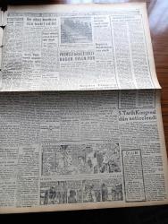 Ulus Gazetesi - 18 Nisan 1956 - Örnek Bir Vatandaş Yazan Hüseyin Cahit Yalçın Köşe Yazısı - Çelik Silolar Hakkında CHP Önergesi Demokrat Parti Grubunda - Tahran'da Konsey Dün De Toplandı Pakt Devletlerine Ekonomik Yardım - Üç Eski Bakan Hakkında Kurulan Meclis Tahkikat Komisyonu Muhalefetsiz Çalışacak - Stalin Tarafından Kurulmuş Olan Kominform Feshedildi - E.O.K.A. cılar İngilizleri Tehdit Etmeye Başladılar - 5. Tarih Kongresi Dün Neticelendi - 23 Nisan Bayramı Hazırlıkları - Köylü Partisi De İşbirliğine Taraftar - Amerikalı Trompet Çin Dizzy Gillespie Konser Vermek İçin Ankara'ya Gelmektedir - Yedi Kızlar Yazan Georges Simenon Yazı Dizisi - Etimesgut'ta Bomba Patladı Bir Ölü Bir Yaralı Var - Prens Rainier İle Grace Kelly Bugün Evleniyor - Bursa Peşte Temsili Maçında Macarlar Galip - Silviya Sevimli Model Çizgi Roman - Baykara Altın Küre Çizgi Roman - Petrol Yokluğu Pamuk Ekimine Mani Oluyor - Mendes France'a Suikast Teşebbüsü - Suriye'nin Milli Bayramı Münasebetiyle Resmi Kabul