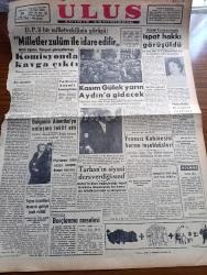 Ulus Gazetesi - 28 Ocak 1956 - Ara Seçimleri Yazan Hüseyin Cahit Yalçın Köşe Yazısı - Demokrat Partili Bir Milletvekilinin Görüşü Milletler Zulüm İle İdare Edilir - Mareşal Bulganin Amerika'ya Anlaşma Teklif Etti - Kasım Gülek Yarın Aydın'a Gidecek - Mümtaz Tarhan'ın Siyasi Ders Verdiği Sınıf - Fransız Kabinesini Kurma Teşebbüsleri - Adalet Komisyonunda İspat Hakkı Görüşüldü - Borçlanma Meselesi Yazan Namık Zeki Aral - Mareşal Tito'nun Yeni Rolü Yazan Ahmet Şükrü Esmer Köşe Yazısı - Ankara İstanbul Radyosu Programı - Nerede Kalmıştık Yazan Sırrı Atalay - Silviya Sevimli Model Çizgi Roman - Baykara Altın Küre Çizgi Roman - 30 Kilometrelik Kayak Yarışını Finlandiyalı Hakulinen Kazandı - Fenerbahçe İle Havagücü Oynuyor - Austria Kosta Rika Karşılaşması - Hokey Müsabakaları - Türkiye Kredi Bankası - Çiftlik Ulupınar Arsaları - Yaşlı Gözler Filmi Başrolde Deniz Tanyeli Ve Halide Pişkin