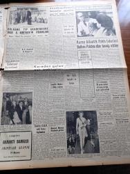 Yeni İstanbul Gazetesi - 25  Nisan 1953 - Paris Toplantısı Yazan Mustafa Nermi Köşe Yazısı - Kore'de 4 Türk Esiri Daha Dün İade Edildi -  Askeri Tıp Akademisi Kadrosundaki Tasfiye - Roosevelt'in Eşine Dair Bir İddia - Antidemokratik Kanunlara Dair Hazırlanan Gizli Rapor - İsmet İnönü'den 37.500 Lira İsteniyor - Küçük İnsanlar Yazan Faik Baysal Yazı Dizisi - Marmara Lokalinde Münazara Polis Filmleri Çocuklara Zararlı - 2700 Yavrukurdun Katılacağı Gösteri - Gülhane Tıp Akademisine Dair Seyfi Kurtbek'in İlhamları - Kore'den Gelen Esir Mektupları - Binbir Gece Masalları Şekerpare Çeviren Reşat Nuri Güntekin Yazı Dizisi - Memleket Ve Dünya Borsa Ve Piyasaları - Ereğli Limanı İnşaatı İlerliyor - Büyük Röportaj Serisi İslam Memleketleri Yazan Fikret Adil Yazı Dizisi - Kızıltoprak Zühtüpaşa İlkokulunda Bir Kaç Saat - Necipbey Briyantini - Robbi Krem - Arı Bisküvileri - Alman Malı Wulfel Santrifüj Pompaları -  Büyük Bir Altın Ve Vergi Kaçakçılığı - Andre Gide Meşhur Romancı Colette'ye Mektup