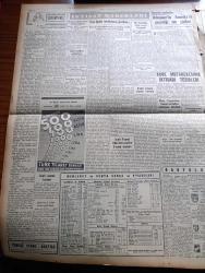 Yeni İstanbul Gazetesi - 25  Nisan 1953 - Paris Toplantısı Yazan Mustafa Nermi Köşe Yazısı - Kore'de 4 Türk Esiri Daha Dün İade Edildi -  Askeri Tıp Akademisi Kadrosundaki Tasfiye - Roosevelt'in Eşine Dair Bir İddia - Antidemokratik Kanunlara Dair Hazırlanan Gizli Rapor - İsmet İnönü'den 37.500 Lira İsteniyor - Küçük İnsanlar Yazan Faik Baysal Yazı Dizisi - Marmara Lokalinde Münazara Polis Filmleri Çocuklara Zararlı - 2700 Yavrukurdun Katılacağı Gösteri - Gülhane Tıp Akademisine Dair Seyfi Kurtbek'in İlhamları - Kore'den Gelen Esir Mektupları - Binbir Gece Masalları Şekerpare Çeviren Reşat Nuri Güntekin Yazı Dizisi - Memleket Ve Dünya Borsa Ve Piyasaları - Ereğli Limanı İnşaatı İlerliyor - Büyük Röportaj Serisi İslam Memleketleri Yazan Fikret Adil Yazı Dizisi - Kızıltoprak Zühtüpaşa İlkokulunda Bir Kaç Saat - Necipbey Briyantini - Robbi Krem - Arı Bisküvileri - Alman Malı Wulfel Santrifüj Pompaları -  Büyük Bir Altın Ve Vergi Kaçakçılığı - Andre Gide Meşhur Romancı Colette'ye Mektup
