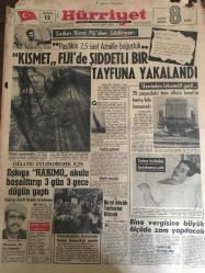 HÜRRİYET GAZETESİ  12 ARALIK 1966 YIL :19 SAYI :6690---KISMET Fiji de şiddetli bir  tayfuna yakalandı ---Eşkiya HAKİMO  okulu boşalttırıp 3 gün 3 gece düğün yaptı ---Bu yıl büyük tayfunlar olacak  --- Gazetemizin kurucusu Sedat Simavi yi andık--- Bina vergisine büyük ölçüde  zam yapılacak ---Müesseselerin sıhhi yönden kontrolleri yetersiz görüldü ----Suni bacak  takıldıktan 24 saat sonra yürüdü ---İnanç Film : Hamdi  Karahafız -Orhan Doğuştan ---Yerli Filmler ---Fenerbahçe berabere  kaldı : 2-2 ---Galatasaray ı Tarık kurtardı : 2-1---Demirspor :0 Eskişehir :0 ---Feriköy ,Ank.Gücü ile golsüz berabere kaldı ---Trakya da 2 benzin istasyonunu soyanlar Adana  da yakalandı---Yuvayı dişi kuş yapar ---Nihayet Elizabeth Taylor la Marlon Brando Bir Araya Geldiler ---
