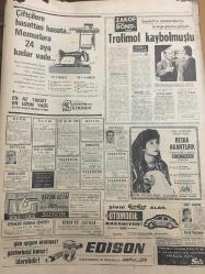 HÜRRİYET GAZETESİ 7 ARALIK 1966 YIL :19 SAYI :6885---İstanbul un elektrik derdi tartışılırken  cereyan sık sık kesildi ---Eşkiyalar meselesi senato ve meclisi harekete  geçirdi ---Şadiye  Kocam onu görünce deliye döndü diyor ---50 Bin liralık mücevher çalıp 2 yıl sonra tutuldu ---Kayınpeder -damat ayrı çetelerde  reislik yapıyor ---Üç çöp fabrikasının ihale  işi nihayet gerçekleşiyor ---Zeki Müren :Bu akşam İstanbul  radyosunda  ---Sahte ehliyet veren Paris trafik müdürü on milyon lira rüşvet  almış --Beşiktaş -Fenerbahçe --Galatasaray spor sitesi kuruyor ---Gençler ,Romanya yı güç mağlup etti :1-0---Basketçiler  şerefine verilen kokteyl fiyasko ile  kapandı ----Şampiyon Çek Takımı dün yine antrenman yaptı ---Sarıyerliler ateş püskürüyor ---Kısmet Pasifik te kasırgaların dinmesini bekliyor ---Türk denizcisi dünya turunda --3 Kişinin katili eşkiya yakalandı ---Toto da 10 bilenler 27.5 lira alacak ---Kısmet Pasifikte Fırtınaların Dinmesini Bekliyor ---