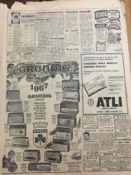 HÜRRİYET GAZETESİ 6 ARALIK 1966 YIL :19 SAYI :6684---Sultanahmet Cezaevinde 3Gangster Hücreden Kaçtı --Memurlar için ayrılan 470 milyon lira avans olarak verilecek ---Kızlara laf atan imam da bir de tabanca bulundu ---Üç çocuk ile anneleri kanlar için yerde cansız  yatıyorlardı ---Gayri meşru kocasını  kalbinden bıçakladı ---Tatvan da  eşkiyalar 2 kişiyi yaralayıp kaçtı ---Boru hattında  200 işçi bugün  greve başlıyor ---Nebati yağ işçilerinin grevine hükümet el koydu ---Belediye meclisi otobüslere  yapılacak zam için toplanıyor ---Gülek yoksul 10 üniversite tabelası  okutulacak ---Gençler ,Mersin de Romanya ile oynuyor ---Beşiktaş -Fenerbahçe  maçının hazırlığı  başladı ---İtalyanlar ringten kaçmayı  tercih etti ---Baskette ikinci olabildik ---Büyük bir zevkle dinlediğiniz: Ali Uğurlu  ---Londra da bir hindi 500 liraya satılıyor ---Kayıp tüccarın  denizden  cesedi çıktı ---Zeki Müren in Dertlere Derman Kampanyası --