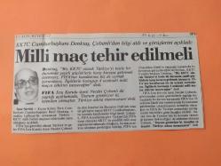 29 Kasım 1986 - Cumhuriyet Gazetesi - KKTC Cumhurbaşkanı Denktaş, Çobanlı'dan bilgi aldı ve görüşlerini açıkladı: Milli maç tehir edilmeli! Gazete tam değil kupürüdür - 19x10cm ebatındadır..