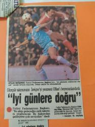 5 Aralık 1986 - Güneş Gazetesi - Prof. Dr. Ali Uras'a başkanlık önerilmesi Federasyon Başkanı Oflas'ı çileden çıkardı - ''Kim daha güçlü göreceksiniz'' - Ali Uras: ''Önce olmuyor'' dedi, Şimdi ağız değiştirdi - Gazete tam değil kupürüdür - 23x24cm ebatındadır..
