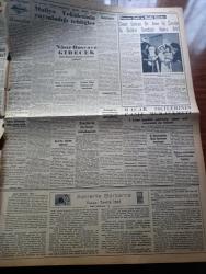 Yeni İstanbul Gazetesi - 30 Aralık 1956 - Anayasamız Yazan Doktor Yavuz Abadan Köşe Yazısı - Kıbrıs Davasında Atina Yalnız Kaldı - Şam'da Yeni Kabine Buhranı - Devlet Demiryolları Dizel İşletmesi Kuruluyor - Hürriyet Partisi Grubu Dün Bir Tebliğ Neşretti - Moskova İsrail'in Mısır'dan Derhal Çekilmesini İstiyor - Kurtarıcı Atom Yazan Refik Halid Karay - Ortadoğu'ya Rus Sızmasının Önlenmesi İçin Yeni Tedbirler - Nasreddin Hoca Karikatür Çizen Yüksek Ünsal - Yüzen Bahçe Yazan Refik Halid Karay Yazı Dizisi - Trafik Müdürü Orhan Eyüboğlu Yılbaşında Trafiğin Aksamıyacağını Bildirdi - Tifo ve Difteri Salgınına Dair - Dev Tankerler Yazan Mümtaz Soysal - Aşklar İle Barbaros Yazan Tevfik İnce Yazı Dizisi -  Macar İşçilerinin Pasif Mukavemeti - Yılbaşı Hazırlığı Yazan Mualla Bayraktar - Fenerbahçe Emniyeti Dün Ezici Bir Farkla Yendi 6 0 - Stefan Zweig Fouche Çeviren Nezihe Türkkan Yazı Dizisi - Beşiktaş İzmir'de Dün Altınordu'yu 6 1 Yendi - Sayıdaki Esrar Yazan Conan Doyle Yazı Dizisi - Yılbaşı
