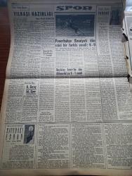 Yeni İstanbul Gazetesi - 30 Aralık 1956 - Anayasamız Yazan Doktor Yavuz Abadan Köşe Yazısı - Kıbrıs Davasında Atina Yalnız Kaldı - Şam'da Yeni Kabine Buhranı - Devlet Demiryolları Dizel İşletmesi Kuruluyor - Hürriyet Partisi Grubu Dün Bir Tebliğ Neşretti - Moskova İsrail'in Mısır'dan Derhal Çekilmesini İstiyor - Kurtarıcı Atom Yazan Refik Halid Karay - Ortadoğu'ya Rus Sızmasının Önlenmesi İçin Yeni Tedbirler - Nasreddin Hoca Karikatür Çizen Yüksek Ünsal - Yüzen Bahçe Yazan Refik Halid Karay Yazı Dizisi - Trafik Müdürü Orhan Eyüboğlu Yılbaşında Trafiğin Aksamıyacağını Bildirdi - Tifo ve Difteri Salgınına Dair - Dev Tankerler Yazan Mümtaz Soysal - Aşklar İle Barbaros Yazan Tevfik İnce Yazı Dizisi -  Macar İşçilerinin Pasif Mukavemeti - Yılbaşı Hazırlığı Yazan Mualla Bayraktar - Fenerbahçe Emniyeti Dün Ezici Bir Farkla Yendi 6 0 - Stefan Zweig Fouche Çeviren Nezihe Türkkan Yazı Dizisi - Beşiktaş İzmir'de Dün Altınordu'yu 6 1 Yendi - Sayıdaki Esrar Yazan Conan Doyle Yazı Dizisi - Yılbaşı