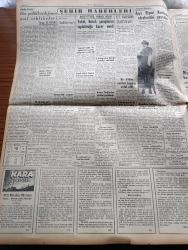 Yeni İstanbul Gazetesi - 15 Ekim 1953 - İdareciliğimiz Yazan Habib Edib Törehan Köşe Yazısı - Trieste'de Yugoslavya Aleyhinde Gösteriler - Komünist Partisi Kurucuları Askeri Mahkeme Huzurunda - Komünist Partisi Reisi Şefik Hüsnü Deymer - Yüzbaşı Abdulkadir Demirkan - Fuat Reşat Baraner - Sendikalist Halil Yalçınkaya - Kara Günler Milli Mücadele Hatıraları Yazan İbrahim Şevki Feyzioğlu Yazı Dizisi - Din Politikacılığının Asıl Tehlikeleri Yazan Mustafa Nermi Köşe Yazısı - Temel Bozuk Şarapları Toplanmaya Karar Verdi - Amerikan Halkına Hediye Edilecek 50.000 Paket Sigara - Ahmet Emin Yalman'a Malatya'da Yapılan Suikast Hadisesinin Duruşması - Hüseyin Üzmez - Fenerbahçe Londra'da Queen's Park Rangers Takımı İle 2 2 Berabere Kaldı - Türk Halk Masalları Şah İsmail Yazan Rezzan Güney Yazı Dizisi - Televizyon Hergün Hayret Verici Terakki Kaydediyor - Leningrad Operasının İki Meşhur Dansörü Nora Ve İstvan Hürriyetine Seçtiler - Moda Konuları - Woomera Atom Çölünün Esrarı Yazı Dizisi