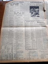 Yeni İstanbul Gazetesi - 23 Ekim 1958 - Partililerimiz Yazan Habib Edib Törehan Köşe Yazısı - Subay Ve Memur Maaşlarına Zam - Adnan Menderes Basına Söven Bir Hatibi Kürsüden İndirtti - CHP Hürriyet Partisi Arasındaki Müzakereler - CHP Radyo Yayınlarını Tele Alacak - Roma Civarında Bir Yolcu Uçağı Jet Uçağı İle Çarpıştı 30 Ölü Var - İç Ve Dış Lastikler Hakkında Karar - 14. Louis'in Aşkları Yazan Louis Bertrand Yazı Dizisi - İran Petrolü Ve Türkiye Yazan Doktor Fazlı Ayverdi - Macar İhtilalinin Yıldönümü - Amerika'nın İlk Büyük Phop Jet Yolcu Uçağı Lockheed Electra Dün Yeşilköy Havaalanına Geldi - Refik Halid Karay Köşe Yazısı - Kruşçev Rus Arap Dostluğunu İzah Etti - Maarif Vekili Celal Yardımcı 25 Ekim'de New York'ta Olacak - Ak'la Kara 3000 Yılında Karikatür - Elmasların Esrarı Çizgi Roman - 12. Papa'nın Şahsi Hatıra Defteri Çalınmış - Tanınmış Fransız Romancı François Sagan Mahkum Oldu - Hikaye Dolores Çeviren Selma Tunalı - Gıda Maddelerinde Karaborsa Önlenecek - Polis Romanı