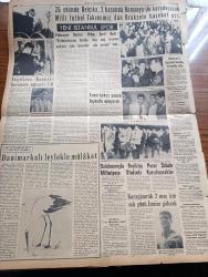 Yeni İstanbul Gazetesi - 23 Ekim 1958 - Partililerimiz Yazan Habib Edib Törehan Köşe Yazısı - Subay Ve Memur Maaşlarına Zam - Adnan Menderes Basına Söven Bir Hatibi Kürsüden İndirtti - CHP Hürriyet Partisi Arasındaki Müzakereler - CHP Radyo Yayınlarını Tele Alacak - Roma Civarında Bir Yolcu Uçağı Jet Uçağı İle Çarpıştı 30 Ölü Var - İç Ve Dış Lastikler Hakkında Karar - 14. Louis'in Aşkları Yazan Louis Bertrand Yazı Dizisi - İran Petrolü Ve Türkiye Yazan Doktor Fazlı Ayverdi - Macar İhtilalinin Yıldönümü - Amerika'nın İlk Büyük Phop Jet Yolcu Uçağı Lockheed Electra Dün Yeşilköy Havaalanına Geldi - Refik Halid Karay Köşe Yazısı - Kruşçev Rus Arap Dostluğunu İzah Etti - Maarif Vekili Celal Yardımcı 25 Ekim'de New York'ta Olacak - Ak'la Kara 3000 Yılında Karikatür - Elmasların Esrarı Çizgi Roman - 12. Papa'nın Şahsi Hatıra Defteri Çalınmış - Tanınmış Fransız Romancı François Sagan Mahkum Oldu - Hikaye Dolores Çeviren Selma Tunalı - Gıda Maddelerinde Karaborsa Önlenecek - Polis Romanı