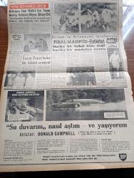 Yeni İstanbul Gazetesi - 21 Kasım 1958 - Hudutlarımız Dışında Yazan Habib Edib Törehan Köşe Yazısı - Şeker Ve Tekel Maddelerine Zam - Beynelmilel Basın Enstitüsüne Enver Somuncuoğlu'nun Dünkü Sert Cevabı - Yeni Şeker Fiyatları Toz 300 Kesme 330 - Sigara Ve İçki Fiyatları Yüzde 40 100 Arttırıldı -  Osman Bölükbaşı Tekrar Cumhuriyetçi Millet Partisi Genel Başkanı Seçildi - Sovyet Rusya Berlin İçin Fiilen Harekete Geçti - Yeni İngiliz Elçisi Sir Bernard Burrows Geldi - Irak Başvekili General Abdülkerim Kasım Türkiye'ye Davet Edildi - Yurtdışına Kokain Kaçırmaktan 30 Yıla Mahkum Merzuka Akçam Dün Tahliye Edildi - Hain Şüphe Yazan Maurice Leblanc Yazı Dizisi - Brigitte Bardot'ya Mühendislik Diploması Verilecek - Ak'la Kara 3000 Yılında Karikatür - Hayalet İtfaiyeci Çizgi Roman - Bagatella Gül Cenneti - Sümerbank Yeni Tip Ayakkabı Çıkaracak - Bulmaca - Ankara İstanbul Teknik Üniversite Radyosu Programı - Polis Romanı Madamın Pansiyonu Yazan İsmet Yenisey Yazı Dizisi - Real Madrid Beşiktaş