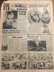 HÜRRİYET GAZETESİ 26 EKİM 1966 YIL :19 SAYI :6643--İstanbul da Kanser Artıyor --Gelin 96 damat ise 77 yaşında ---Yeni Reis Hakses :İlk iş huzur ,diyor ---B.Ecevit ,iki doktoru yardımcılığa  getirdi ---Kayserili İsmail 5 yerde başkan 7 yerde üye  ,muhasebeci ----Kıbrıs için Londra da ilmi bir tartışma tertip edildi ---Azılı hırsız şebekesini 13 yaşındaki çocuk yakaladı ---Kuzey Vietnam a barış çağrısında bulunuldu ---Fenerbahçe -U.T.A ile bugün karşılaşıyor ---Boks Milli Takımımız dün Bulgaristan a hareket etti ---Amatör Milli Takımımız Yugoslavya ile Oynuyor ---Her  salı Ankara da kamp her çarşamba hazırlık maçı ---Belmondo ,Ursula sı için filmde  parasız dövüştü --New-York ta binlerce  kişi çalınmış  otomobile biniyor ---Demirel ,İnönü yü  telgrafla tebrik etti ---Toto da13 bilenler 9.795 lira alacak ---15 Kişinin tecavüz ettiği kızın evine 5 el ateş açıldı --