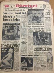 HÜRRİYET GAZETESİ  27 EKİM 1966 YIL :19 SAYI :6644--Sovyetler ,kaçak Türk talebelerin  bursunu kesiyor ---Prodüktörler Aliki yi harcamak niyetinde ---Milli Güvenlik Kurulunda Kıbrıs İşi Ele Alınacak ---Ev işini bitiren hanım ,soluğu kadınlar kahvesinde alıyor ---Kosigin ile Kıbrıs  konusu da görüşülecek ---40 yaşlarında ,iyi giyimli bir şahsın cesedi bulundu ---Sosyete tefecisi Mediha ,sahtekarlık  suçundan mahkemede ---Belediye  dış seyahat ödenekleri kaldırılıyor ---Başkan Johnson Vietnam da harp sahasına  gitti ---Yugoslavları  ,Fuat ın golleri ile yendik :2-0--Ruslar güneş temasına büyük önem veriyorlar ---Beşiktaş takımında bu hafta Macar futbolcular  oynayacak ----Fenerbahçe dün UTA yı yendi :3-1---Nalbantın  Kızı ,70 Yaşındaki Milyoner Baronla Evlendi ----Baygın bakışlı havacı kız  birdenbire film yıldızı oldu --Aydın da üç silah kaçakçısı yakalandı ---
