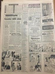 HÜRRİYET GAZETESİ 2 MART 1967  YIL :19 SAYI :6768--Irak tan İstanbul a boru ile tabii gaz getirilecek ---İranlı dört  kaçakçı dün tevkif edildi ---9 Eşkiya aynı gün yakalandı --Altın Mikrofon Kervanı Yola Çıktı :İlk konser Adapazarı nda verildi ---Senato Komisyonu Gaz Yağına Zammı Kabul Etti ---İki döviz kaçakçısı 17 milyon lira para cezasına çarptırıldı ---Dalida hala komada ---Firari gangster Yılmaz ,Eskişehir de ki hırsızlama mal deposunda  yakalandı ---Öz babasını 3 kurşunla öldüren Necla nın acı destanını yazıyor --İki trafik kazasında 9 ölü 28 yaralı var ---Başkan Johnson büyükbaba oluyor ---Fenerbahçe 3-0 galip ---Macar futbolcu  düğün için Beşiktaş ın şampiyonluğunu bekliyor ---Spayiç :Pazar akşamı şampiyonluğa biraz  daha yaklaşacağız dedi ---Tarihi araştırma yapan iki Amerikalı  zaman tüneli n de kayboldu ---Doğuştan kör olan bir bebek ameliyatla ışığa kavuşturuldu --Yeni model tül pijamaya Türk lokumu adı verildi ---İki aşiret çarpıştı 3 kişi öldü --