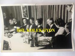 Türkan Şoray'ın Orijinal Siyah & Beyaz Fotoğrafı, Rüçhan Adlı ile yemek masasında - 1980'li Yıllardan - 18 x 12 cm Ebadında