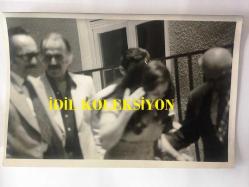 Türkan Şoray'ın Orijinal Siyah & Beyaz Fotoğrafı, Rüçhan Adlı ile Hastane Ziyaretinde - 1970'li Yıllardan - 18 x 12 cm Ebadında