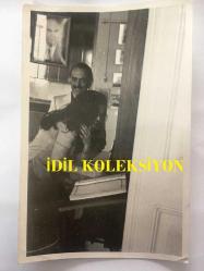 Türkan Şoray'ın Orijinal Siyah & Beyaz Fotoğrafı, Rüçhan Adlı ile Hastane Ziyaretinde - 1970'li Yıllardan - 18 x 12 cm Ebadında