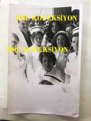 Türkan Şoray'ın Orijinal Siyah & Beyaz Fotoğrafı, Rüçhan Adlı ile Hastane Ziyaretinde Hemşirelerle - 1970'li Yıllardan - 18 x 12 cm Ebadında