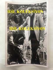 Türkan Şoray'ın Orijinal Siyah & Beyaz Fotoğrafı, Rüçhan Adlı ile Çocukla Oynarken - 1970'li Yıllardan - 18 x 12 cm Ebadında