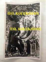 Türkan Şoray'ın Orijinal Siyah & Beyaz Fotoğrafı, Rüçhan Adlı ile Çocukla Oynarken - 1970'li Yıllardan - 18 x 12 cm Ebadında