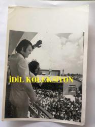 Türkan Şoray'ın Orijinal Siyah & Beyaz Fotoğrafı - Türkan Şoray Ediz Hun ile Halkı Selamlarken, 1970'li Yıllardan, 18 x 13 cm Ebadında